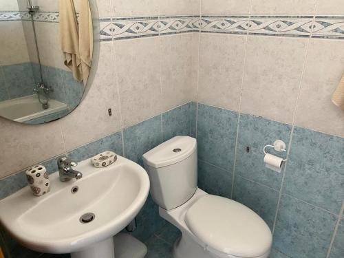een badkamer met een wit toilet en een wastafel bij 1 bedroom flat 200m from the beach in germasogia tourist area in Limassol