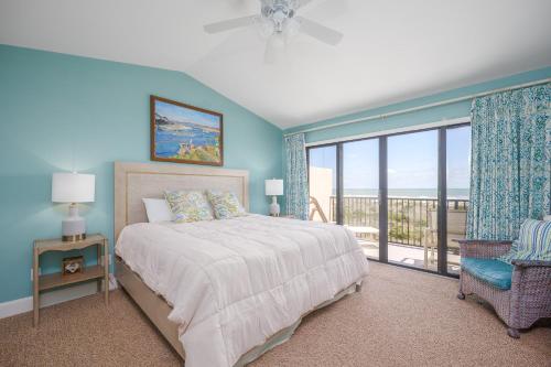 - une chambre avec un lit et une vue sur l'océan dans l'établissement Sea Place 11205, 2 Bedrooms, Beach Front, Pool, Tennis, WiFi, Sleeps 6, à Saint Augustine
