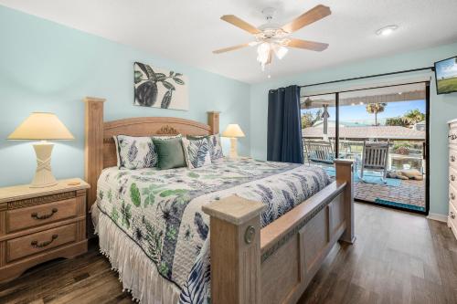 um quarto com uma cama e uma varanda em Dolphin Cove em Palm Coast