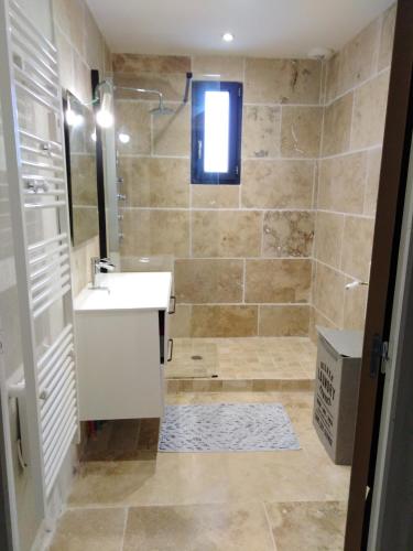 a bathroom with a sink and a shower at chambre a bizanet in Bizanet