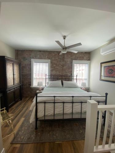 Schlafzimmer mit einem Bett und einem Deckenventilator in der Unterkunft Bisbee Brownstone Suites in Bisbee