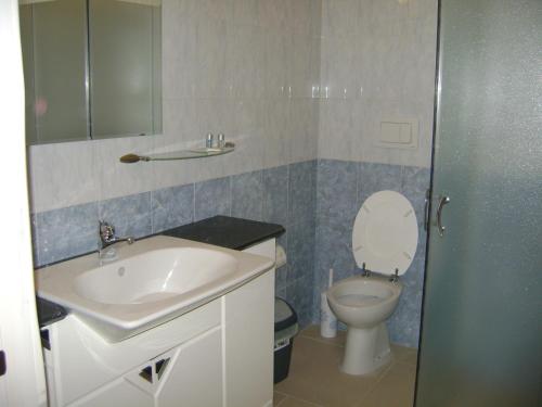 a bathroom with a sink and a toilet at Le Pentume in Arnesano
