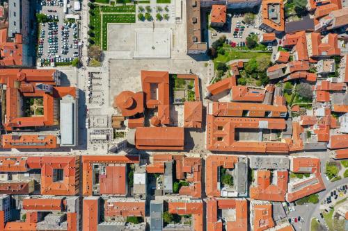 an overhead view of a city with red roofs at Luxury Rooms Contessa Vitali in Zadar