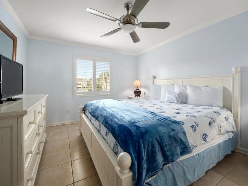 a bedroom with a bed and a ceiling fan at Surf Villa 626, 1 Bedroom, Beach Front, WiFi, Sleeps 4 in Ponte Vedra