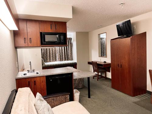 a hotel room with a kitchen and a living room at WELCOME INN & SUITES in Tunica Resorts