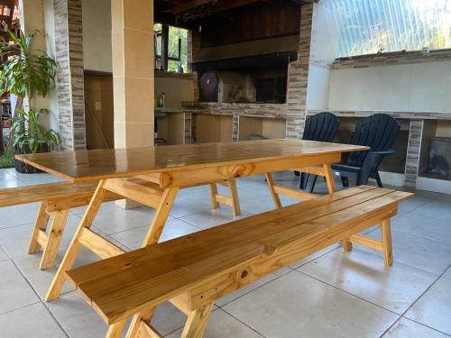 a wooden table and benches in a kitchen at Monoambiente Playa Nebel in Concordia
