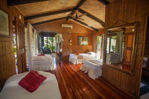 Postel nebo postele na pokoji v ubytování Maravu Taveuni Lodge