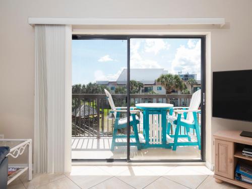 Una habitación con balcón con mesa y sillas. en Ocean Village Club Q37, en St. Augustine