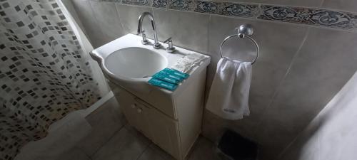 ein Bad mit einem weißen Waschbecken und einem Handtuch in der Unterkunft Siempre bien En el Centro y Cerca del Obelisco 1 a 5 pas in Buenos Aires