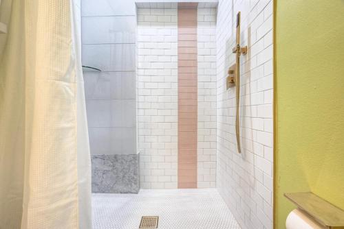 Bilik mandi di The Oleander Hotel Room 6