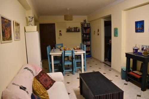 uma sala de estar com um sofá e uma mesa em Altos de Santiago Bed & Breakfast em San Miguel de Tucumán