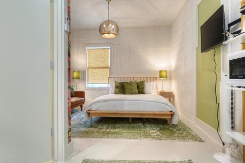 Un pat sau paturi într-o cameră la The Oleander Hotel Room 7