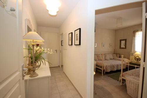 un couloir menant à un salon avec un lit dans l'établissement Apartement Beata in Provence, Golf Pont Royal, à Mallemort