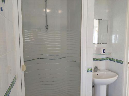 une salle de bain avec douche et lavabo dans l'établissement Fisherman's House in Brittany by the Sea, à Plouescat