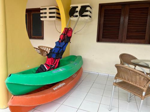d'une chambre avec une table et des chaises et un gonflable dans l'établissement CASA DUPLEX em CONDOMÍNIO à beira do RIO PREGUIÇAS, à Barreirinhas
