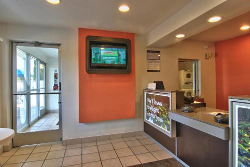 a waiting room with a tv on a wall at Motel 6-Woodland, CA Sacramento Airport in Woodland