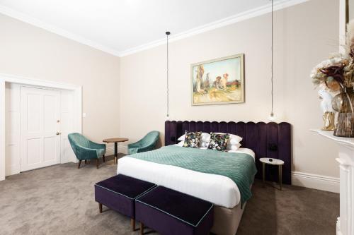 1 dormitorio con 1 cama, mesa y sillas en Mount Gambier Hotel, en Mount Gambier