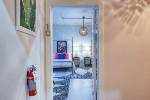 Μια τηλεόραση ή/και κέντρο ψυχαγωγίας στο The Oleander Hotel Room 10
