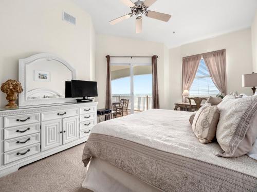 En eller flere senger på et rom på 862 Cinnamon Beach, 3 Bedroom, Sleeps 8, Ocean Front, 2 Pools, Pet Friendly