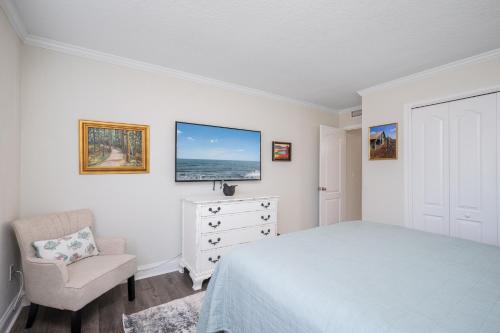 Cama ou camas em um quarto em Beaches n Fairway Getaway