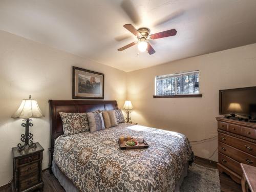 Foto da galeria de Bear Cave, 2 Bedrooms, Sleeps 6, Fireplace, WiFi, Grill, Mountain View em Ruidoso