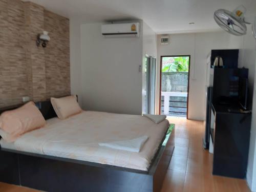 Mint Guesthouse في كو تاو: غرفة معيشة بها أريكة وتلفزيون