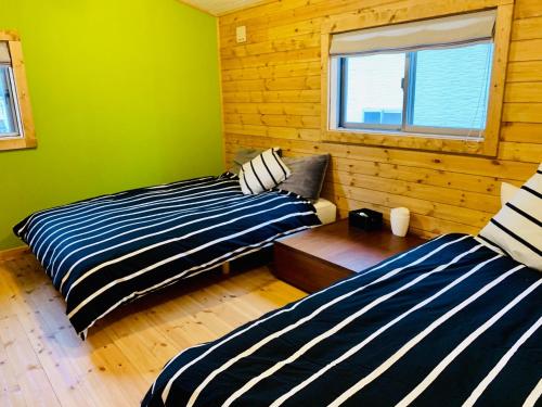 八街市にあるTanTei / Vacation STAY 5504のベッド2台が隣同士に設置された部屋です。