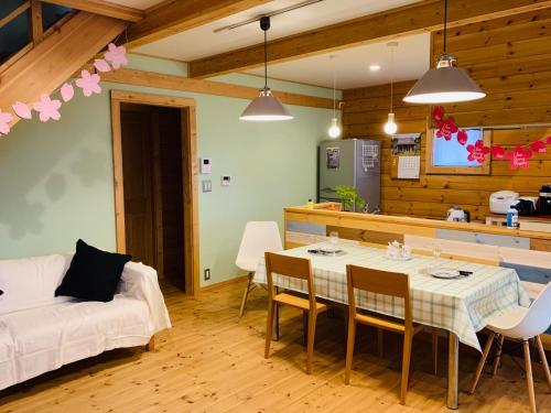 a living room with a table and a kitchen at TanTei / Vacation STAY 5504 in Yachimata