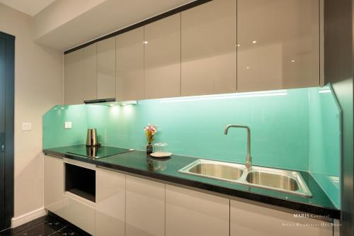 a kitchen with a sink and a counter top at Căn hộ cao cấp 2 phòng ngủ Altara Quy Nhơn tầng cao, view biển - MARIS Condotel in Quy Nhon