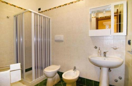 een badkamer met een wastafel, een toilet en een douche bij B&B Mare Nostrum in Catona