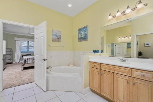 La salle de bains est pourvue d'une baignoire, de toilettes et d'un lavabo. dans l'établissement 621 Cinnamon Beach, Sleeps 8, 3 Bedrooms, Pool Access, Spa, Wi-Fi, à Palm Coast