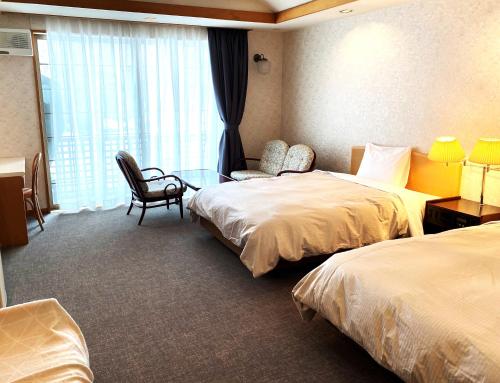Tempat tidur dalam kamar di Hotel Kosaka Gold Palace