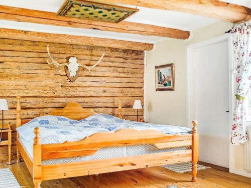 una camera con un letto e una parete in legno di Holiday home FLEN III a Flen