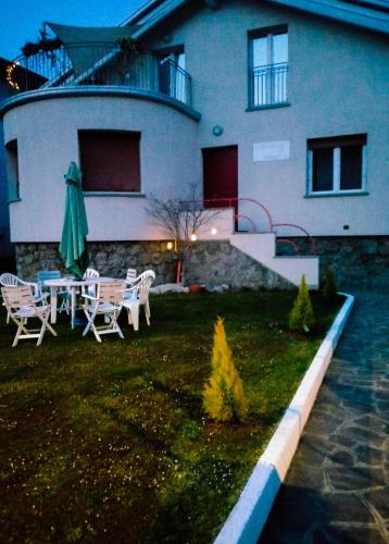 a house with a table and chairs in front of it at Villa Harriet in Sovere