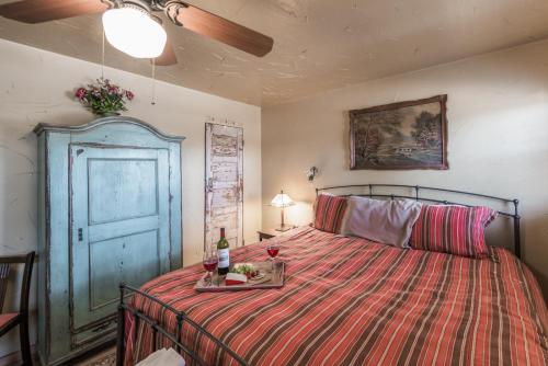 een slaapkamer met een bed met een fles wijn erop bij Fox Hollow Condo #35, 2 Bedrooms, Sleeps 4, Decks, Washer and Dryer in Ruidoso