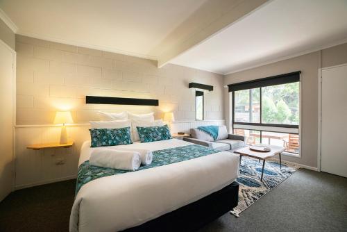大廳峽的住宿－霍爾斯加普汽車旅館，酒店客房设有一张大床和一张沙发。