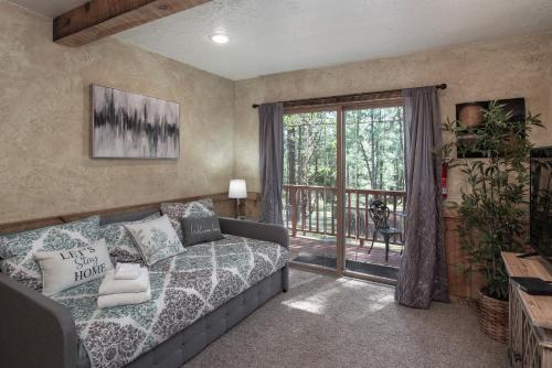 un soggiorno con divano e finestra di Shady Pines, 3 BRs, Game Room, Fireplace, Wifi, Sleeps 12 a Ruidoso