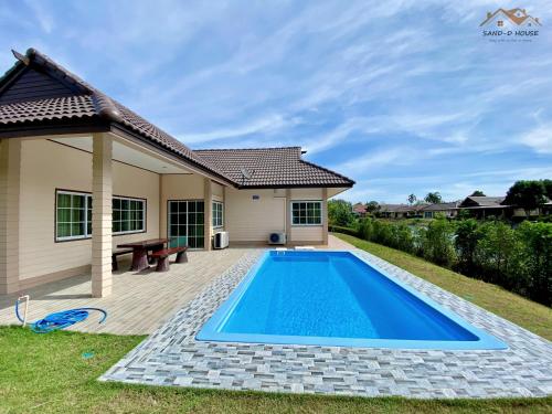 una piscina frente a una casa en Sand-D House Pool Villa A15 at Rock Garden Beach Resort Rayong en Mae Pim