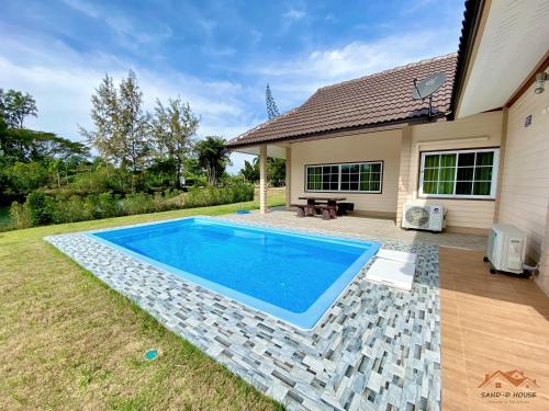 una piscina en el patio trasero de una casa en Sand-D House Pool Villa A15 at Rock Garden Beach Resort Rayong en Mae Pim