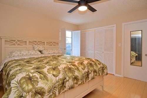 A bed or beds in a room at Crescent Street 1138 B, Walk to the beach, Pool, 1 Bedroom, Pet Friendly