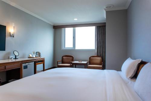 Ένα ή περισσότερα κρεβάτια σε δωμάτιο στο Chiayi King Hotel