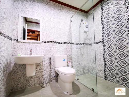 y baño con aseo, lavabo y ducha. en Sand-D House Pool Villa C18 at Rock Garden Beach Resort Rayong en Mae Pim