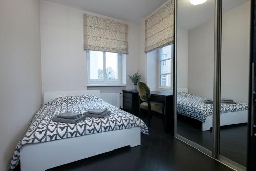 Een bed of bedden in een kamer bij Apartamentai prie Meriadiano