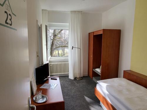 A bed or beds in a room at Parkhotel Am Schwanenteich