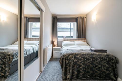 Ένα ή περισσότερα κρεβάτια σε δωμάτιο στο Ground-fl Two Bedroom Apartment in Bridge of Allan