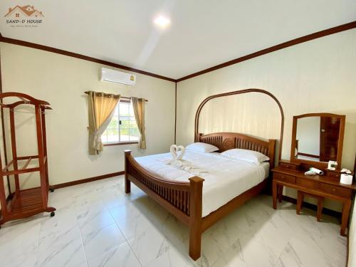een slaapkamer met een bed, een spiegel en een ladder bij Sand-D House Pool Villa A6 at Rock Garden Beach Resort Rayong in Ban Ao Makham Pom