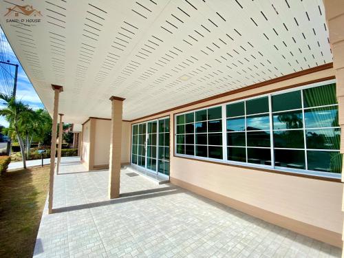 Photo de la galerie de l'établissement Sand-D House Pool Villa A6 at Rock Garden Beach Resort Rayong, à Ban Ao Makham Pom