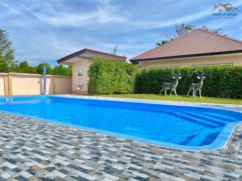 Photo de la galerie de l'établissement Sand-D House Pool Villa A6 at Rock Garden Beach Resort Rayong, à Ban Ao Makham Pom