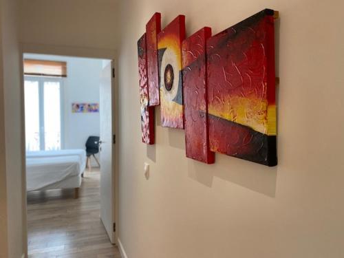 Chambre avec 4 peintures sur un mur dans l'établissement M.M.R. Au cœur de la vie cannoise, à Cannes