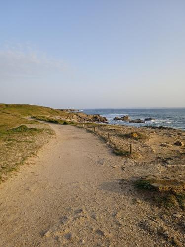 a dirt road leading to the ocean on a beach at Ti Korelo Fort Bloqué in Ploemeur